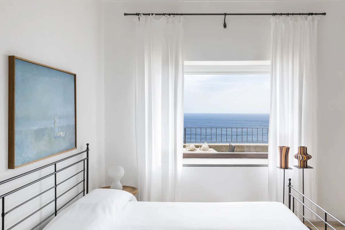 A Ischia c’è un luogo dove puoi cenare sospeso sul mare e dormire in un ex convento A Ischia c’è un luogo dove puoi cenare sospeso sul mare e dormire in un ex convento