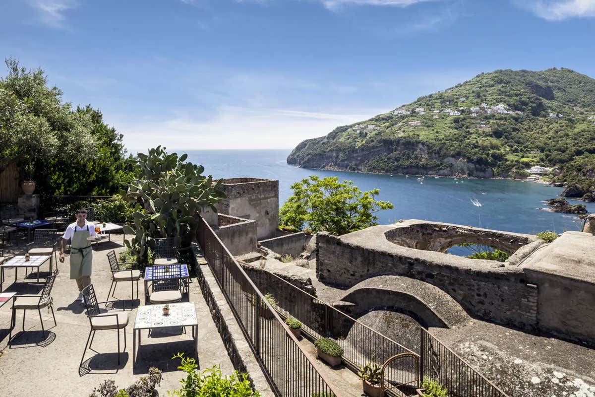 A Ischia c’è un luogo dove puoi cenare sospeso sul mare e dormire in un ex convento A Ischia c’è un luogo dove puoi cenare sospeso sul mare e dormire in un ex convento