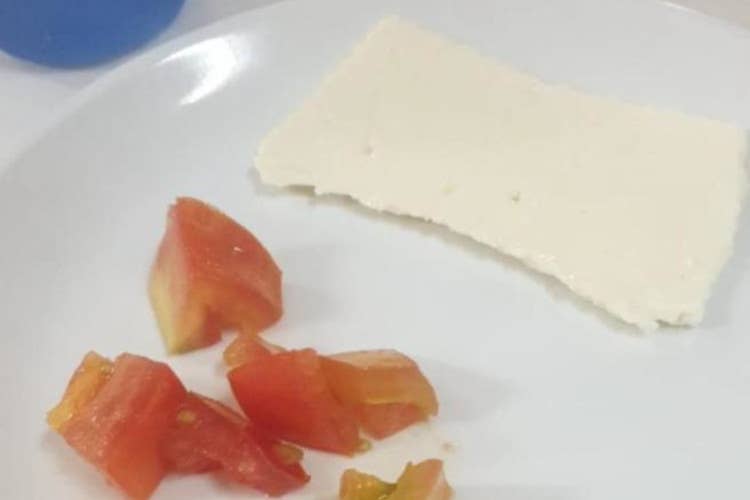 Salerno, il pasto shock in una scuola: una fetta di formaggio e sette pomodori