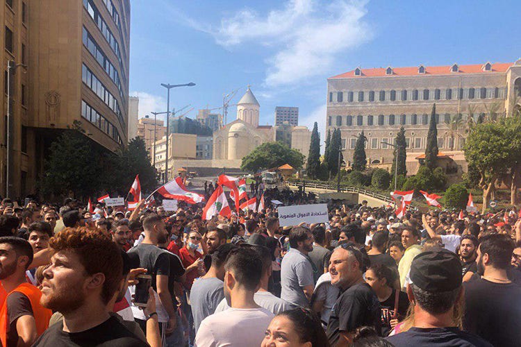 Le proteste in mattinata (Tassa su Whatsapp e carovita Libano bloccato dalle proteste)