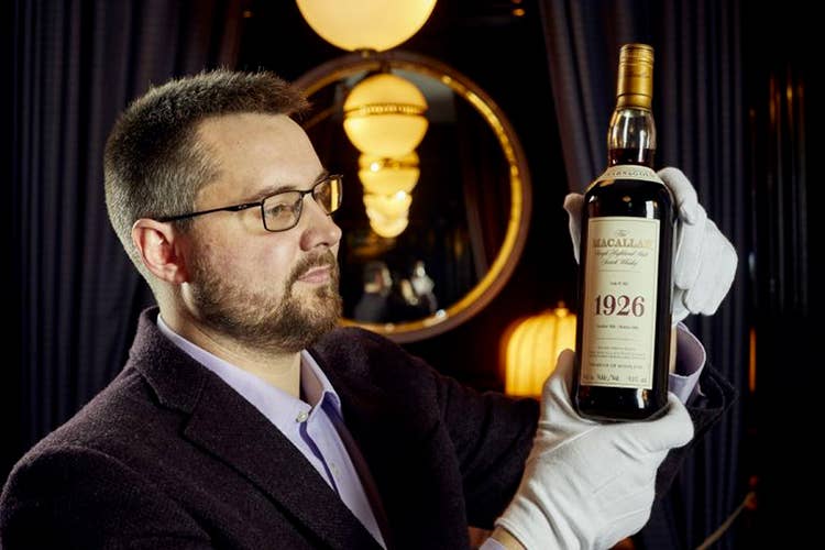 La bottiglia di macallan 1926 - Whisky, il ricchissimo set all'asta Una bottiglia vale un milione