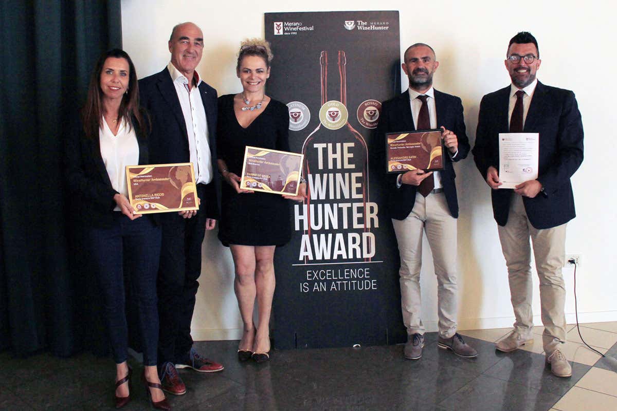 I WineHunter Ambassador con i diplomi dopo la nomina: Antonella Riccio, Helmuth Köcher, Karine De Souza, Alessandro Satin, Marco Facchini (China Link) I WineHunter Ambassador con i diplomi dopo la nomina: Antonella Riccio, Helmuth Köcher, Karine De Souza, Alessandro Satin, China Link £$I Maestri raccontano...$£ L’eccellenza è un’attitudine... da condividere