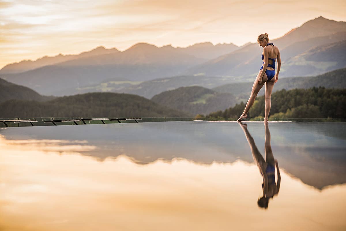 L’infinity pool dell’Hotel Winkler di San Lorenzo In montagna a caccia del tramonto perfetto per Instagram