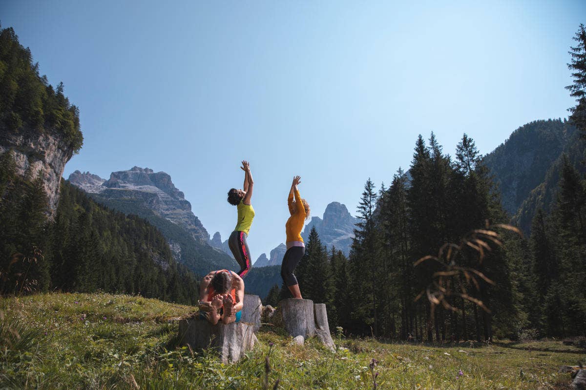 Non solo fatiche: le Dolomiti sono anche lo spazio per benessere e attività rilassanti come lo yoga Madonna di Campiglio: esperienze ed eventi d’alta gamma per un’estate unica