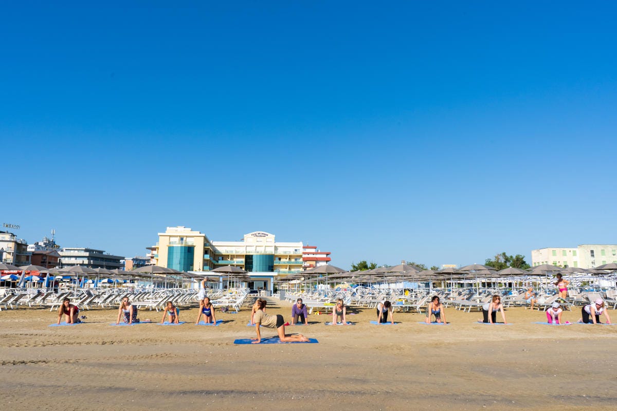 Ogni giorno lezioni di yoga sulla spiaggia di Cesenatico Ricci Hotels: sulla riviera romagnola cinque strutture per vacanze per ogni gusto