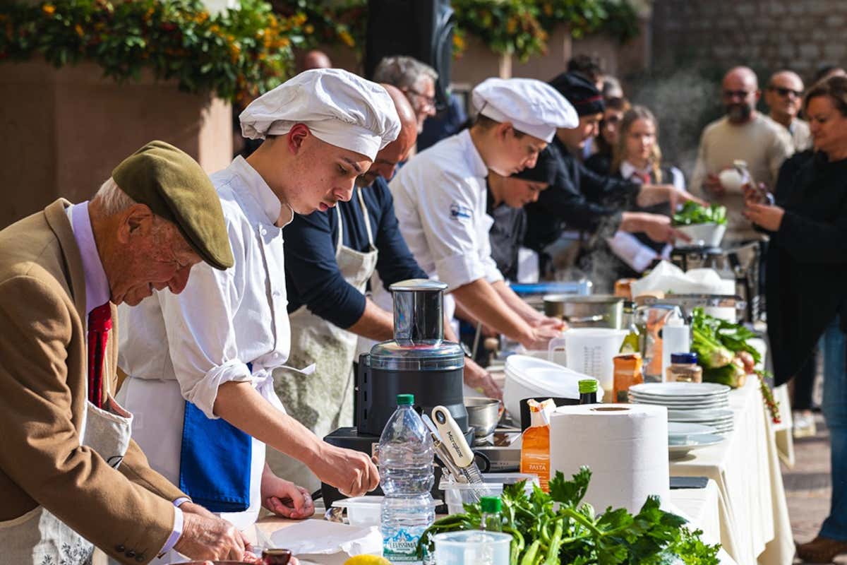 Il sedano nero e la salsiccia, due eccellenze gastronomiche di Trevi
Il sedano nero e la salsiccia, due eccellenze gastronomiche di Trevi