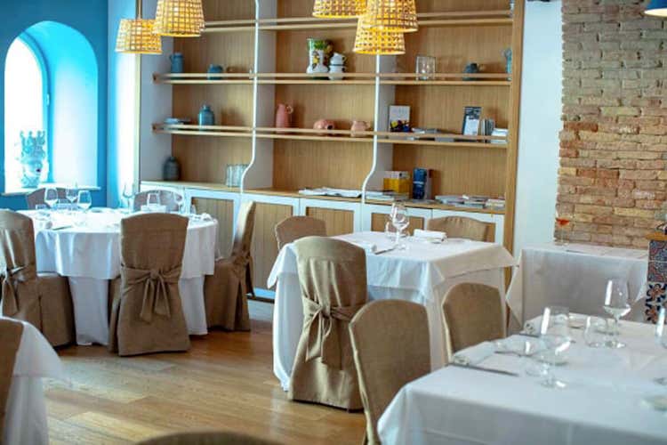 La sala del ristorante Il Salmoriglio (La zuppa di pesce di scena al ristorante Il Salmoriglio)
