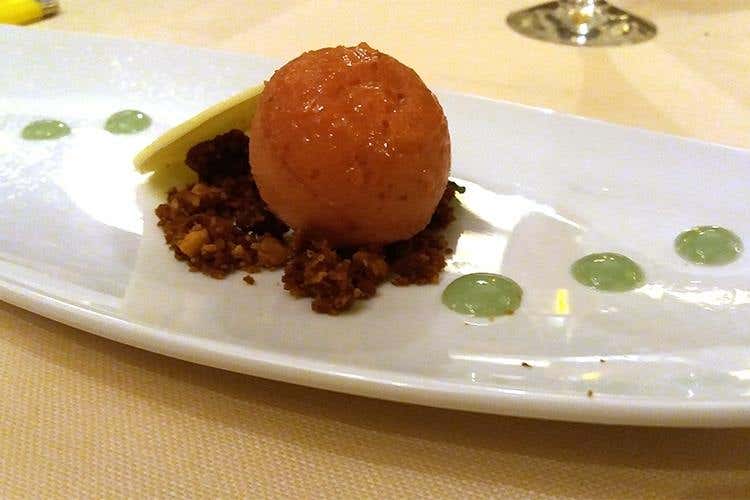 Disco di cioccolato bianco, crumble ai frutti secchi, gelato al rabarbaro e salsa alla menta (Alessandro Paonessa, Mariva)