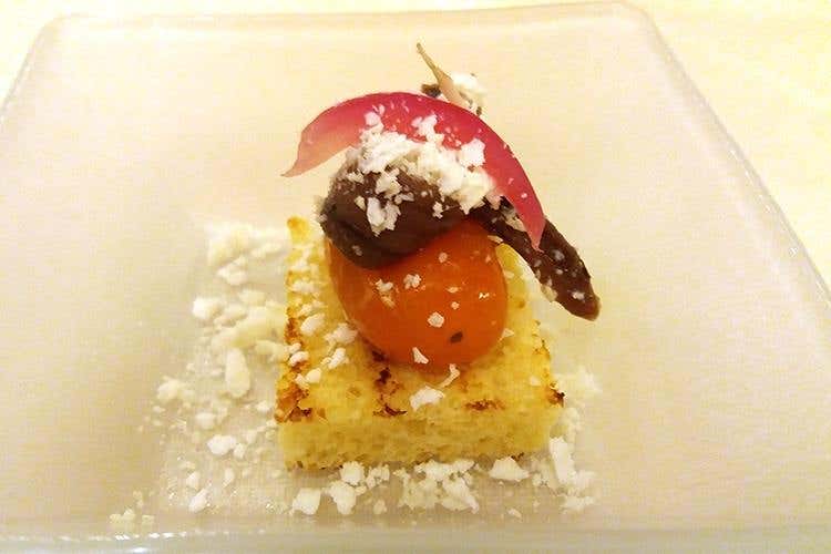 Acciuga del Cantabrico con granita di ricotta, pomodoro giallo confit, Cipolla rossa di Tropea e crostino pan brioche (Alessandro Paonessa, Mariva)