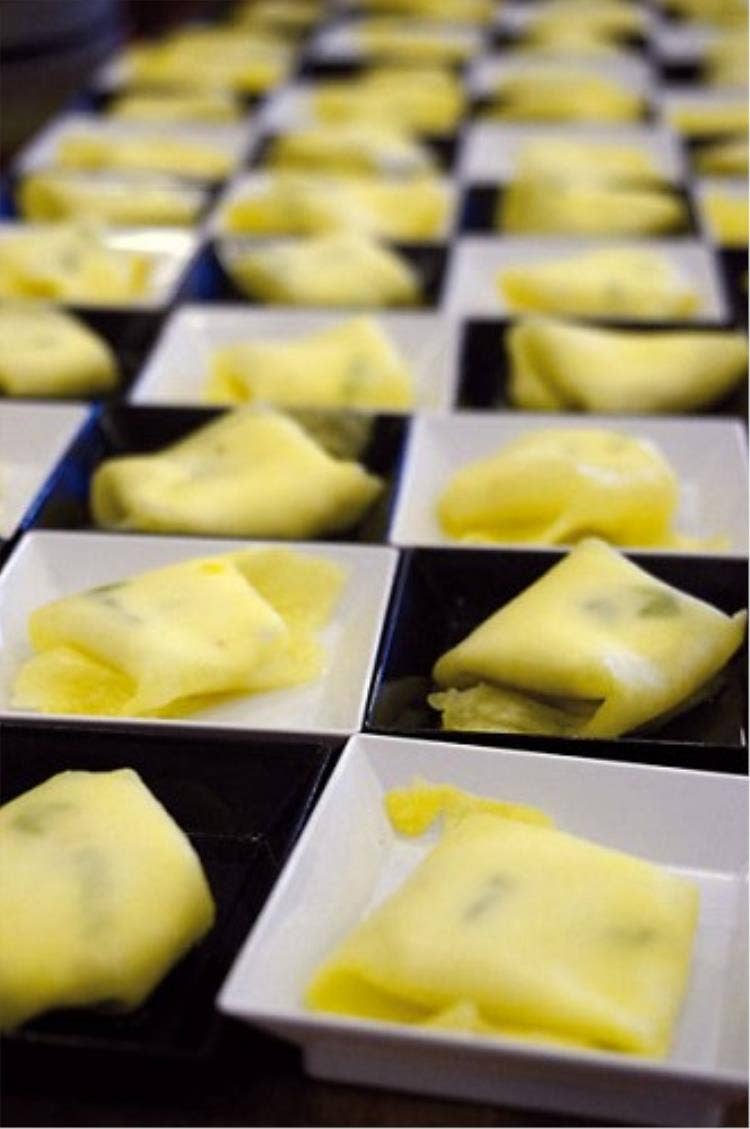 Sfoglia di ananas con basilico