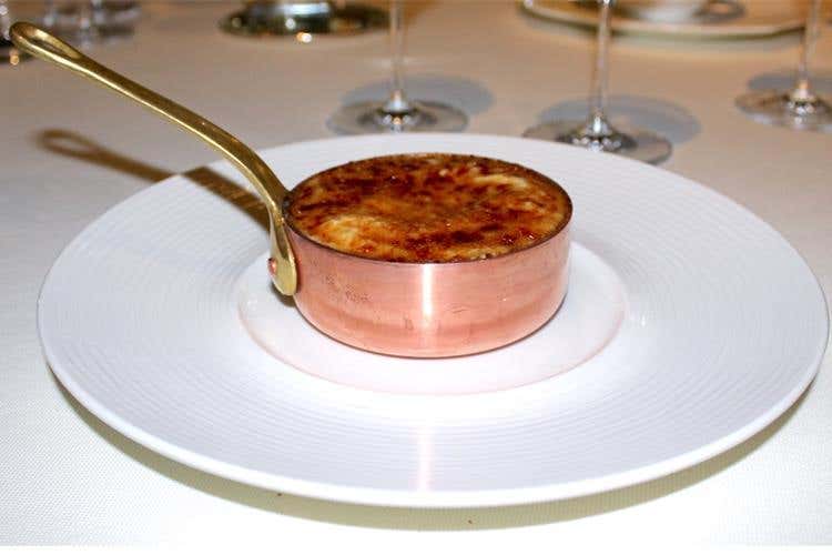 Crema bruciata, mirtilli ghiacciati e meringhe