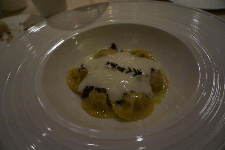 Ravioli di conoglio, tapenade di olive taggiasche, schiuma al burro di montagna