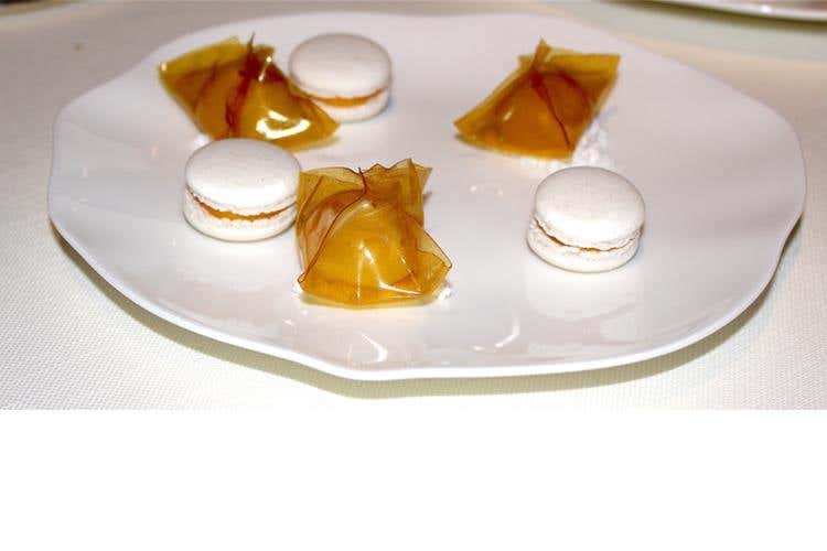 Piccola pasticceria su piatto Blossom