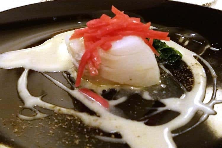 Cuore di baccalà cotto a bassa temperatura, vellutata di patate al cioccolato bianco, rape rosse al peperoncino e polvere di cappero (Alessandro Paonessa, Mariva)