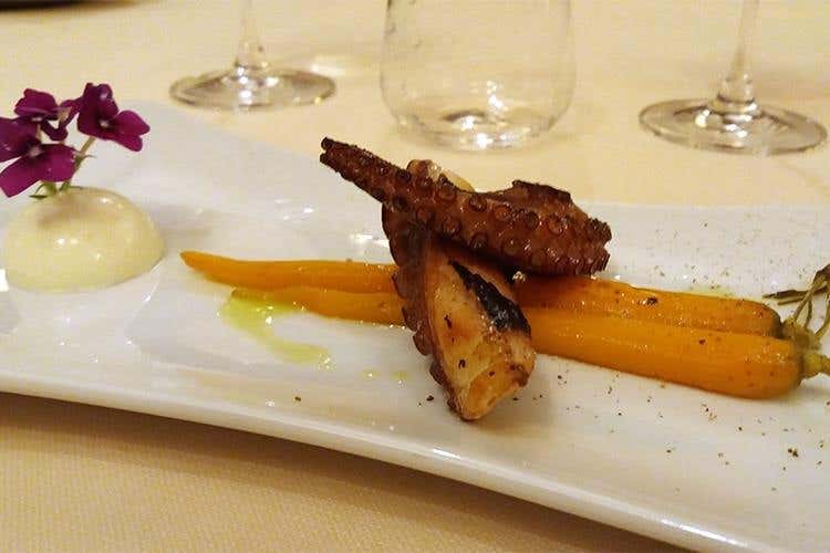 Polpo rosolato, panna cotta all’aglio, carote baby all’arancia e liquirizia e Olio della Val di Cornia alle erbe (Alessandro Paonessa, Mariva)
