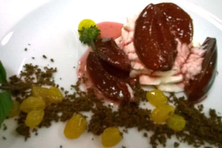 Spumoso di ricotta della latteria di Airolo con uva passa, terriccio di cioccolato e composta di prugne settembrine