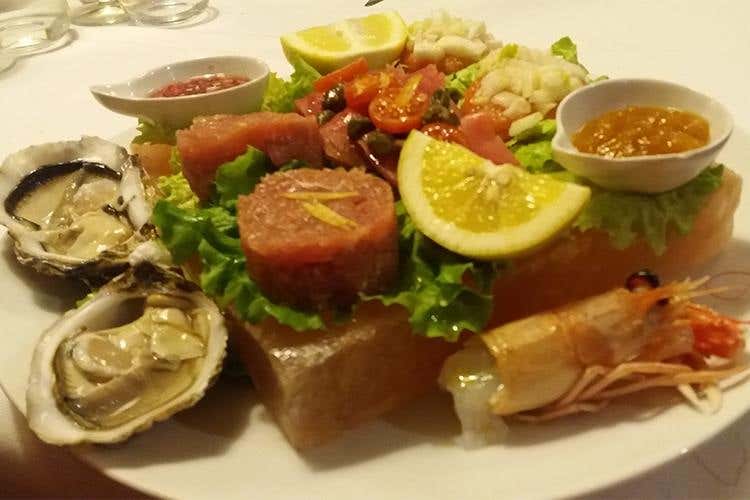 Mare crudo (gamberi gobbetti al lime, scampo di Mazara del Vallo, carpaccio di tonno rosso, tartare di salmone e ricciola, ostrica con bagnetto rosso) - Ai Giardini Paprika & Cannella di Milano 
Il Mediterraneo con un tocco di Sardegna