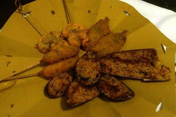 Spiedini di seppia in panure aromatica e gambero gratinato al pistacchio - Ai Giardini Paprika & Cannella di Milano 
Il Mediterraneo con un tocco di Sardegna