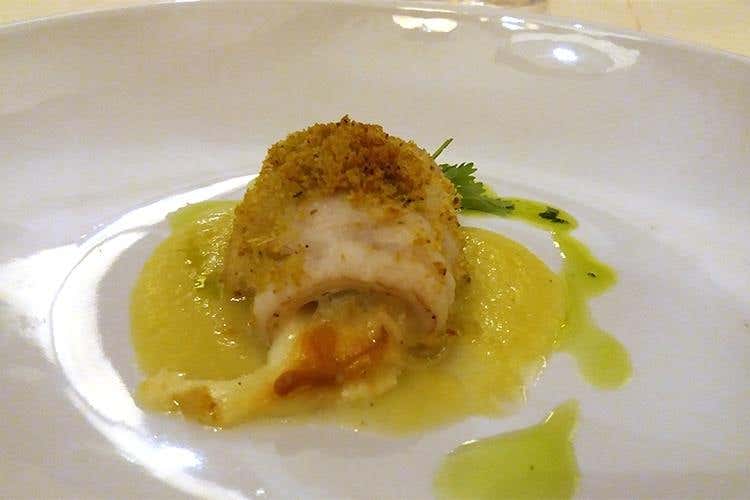 Pesce bandiera con scamorza affumicata, filetto di pomodoro e olive taggiasche su crema di porri e olio al balsamico (Alessandro Paonessa, Mariva)