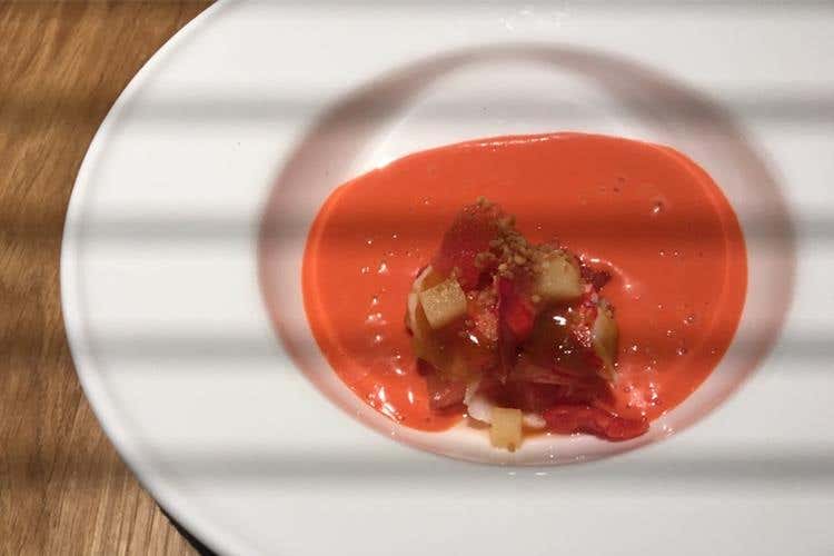 Vellutata di datterino, pisarei, astice e prugna