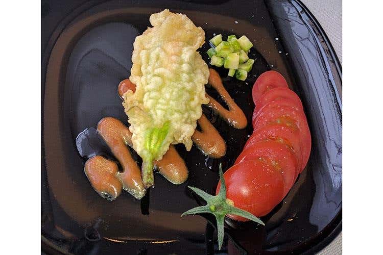 Fiore di zucca con farcia di crema di bufala e pesto di acciughe (C'è cura per il cliente, Da Fausto 
Buone le birre, filiera corta in cucina)