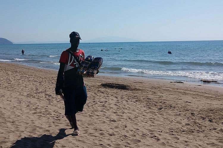 (Controlli sui venditori ambulanti 
Dopo i proclami nessun cambiamento)