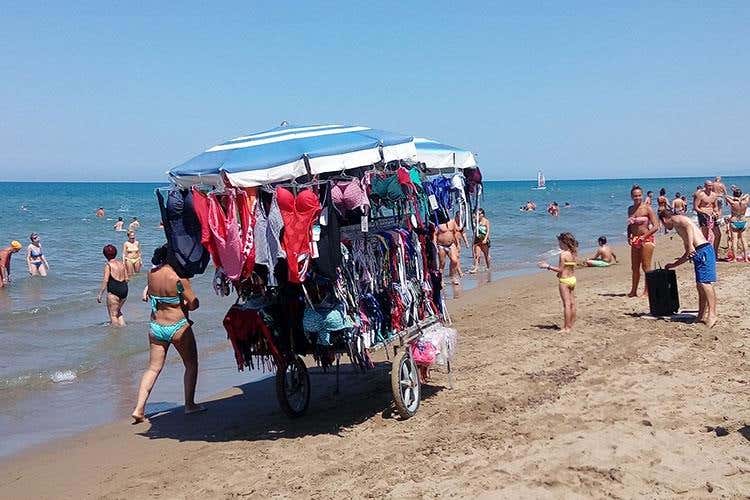 (Controlli sui venditori ambulanti 
Dopo i proclami nessun cambiamento)