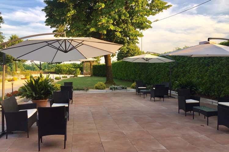 Un esterno del locale (Dai banchetti al “ristorantino” 
Al Borgogna le due anime di Coria)