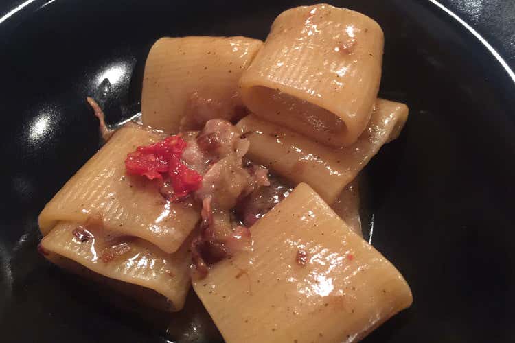 Paccheri con cacio, pepe, guanciale e pomodoro secco (Dai banchetti al “ristorantino” 
Al Borgogna le due anime di Coria)