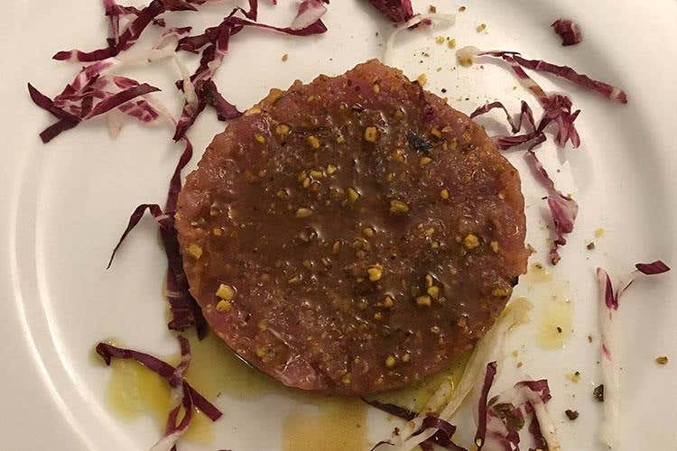 Tartare di tonno e pistacchi (Dallo Ionio subito in tavola 
A Crotone la cucina di Ercole)