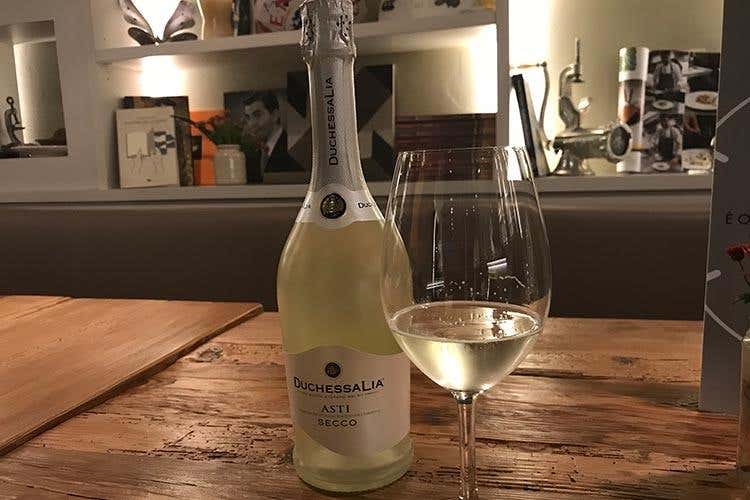 (Duchessa Lia e Arrigoni formaggi 
L'Asti secco trova il suo abbinamento)