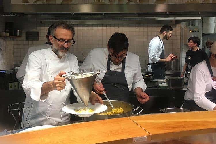 Massimo Bottura - Eataly, cena pluristellata per i 10 anni Farinetti: «In futuro? Aprire in 194 Paesi»