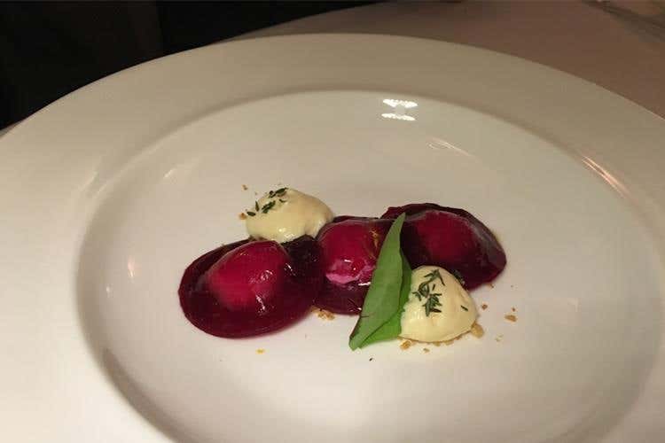 Raviolo di barbabietola al caprino fresco e timo limone, croccante di pane spezziato e spuma di ventresca - Giancarlo Morelli: «Un bravo cuoco è anche imprenditore e pensa al futuro» 