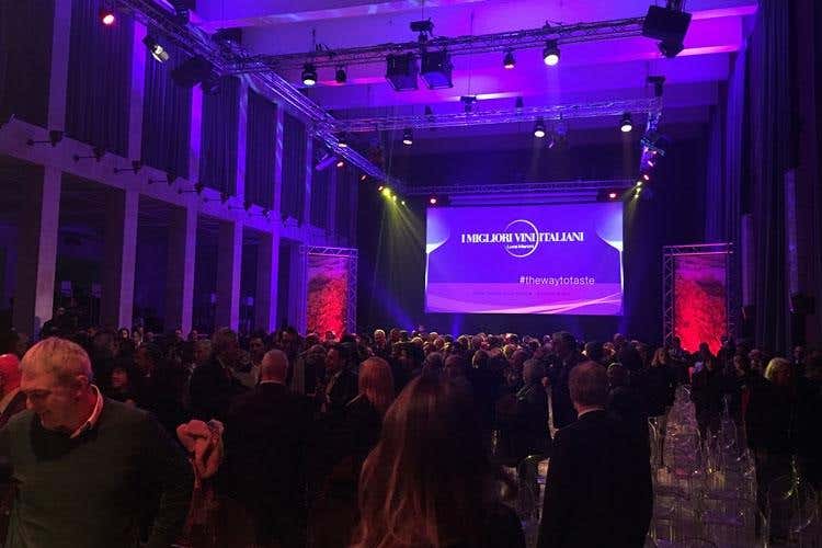 (I grandi vini di Luca Maroni 
Poesia, televisione e danza insieme al vino)