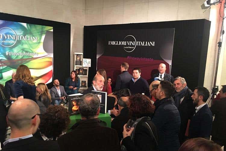 (I grandi vini di Luca Maroni 
Poesia, televisione e danza insieme al vino)