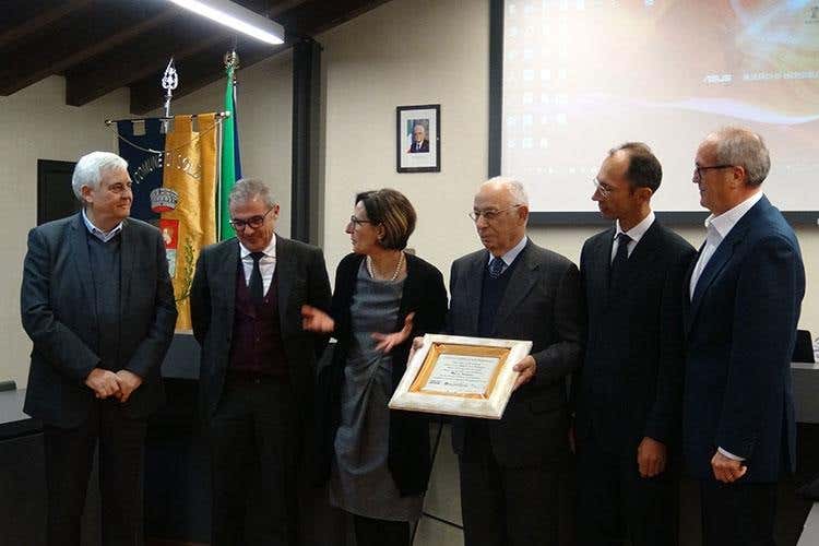 La consegna del premio Eccellenza dell'isola bergamasca all'agronomo Marco Bertolini (I prodotti tipici dell'Isola bergamasca 
Una promozione ai nastri di partenza)