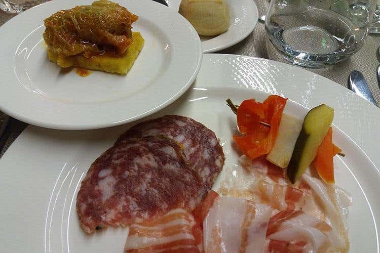 Salame e pancetta di cascina di Rigurida, Giardiniera casereccia e Nosecc con crostino di polenta realizzata con il mais nostrano dell'isola (I prodotti tipici dell'Isola bergamasca 
Una promozione ai nastri di partenza)