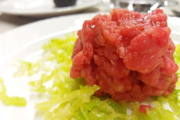 Battuta di manzo dell'Azienda agricola Micheli, su un letto di cavolo cappuccio, all'olio extravergine d'oliva (I prodotti tipici dell'Isola bergamasca 
Una promozione ai nastri di partenza)