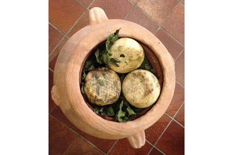 Il Pecorino Toscano in foglie di noce - Il “Bravio delle Botti” di Montepulciano 
Sfide ai fornelli con i piatti più tipici