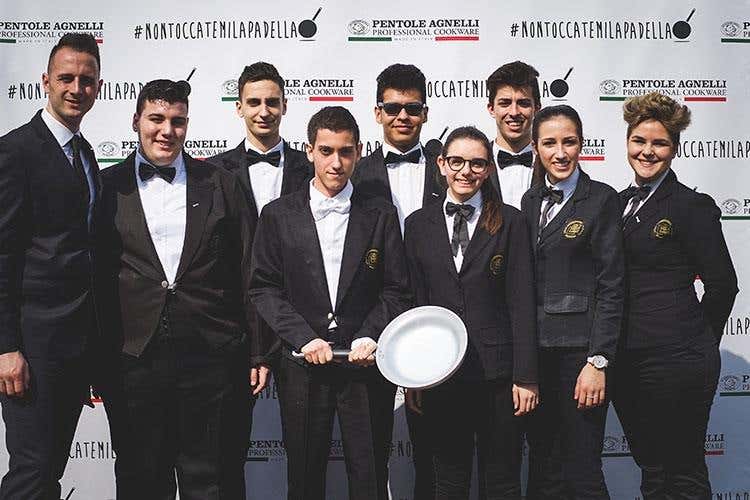 Gli studenti del Collegio Ballerini di Seregno (Il Premio IaT chiude da Pentole Agnelli 
Light lunch all'insegna delle tipicità)