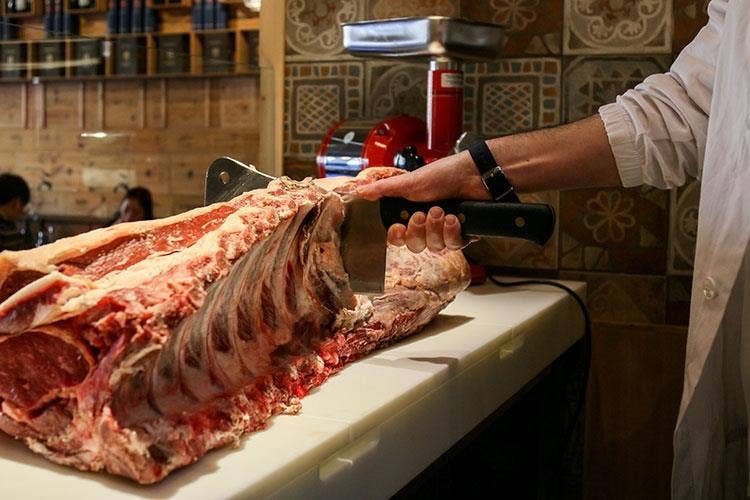 (Il sommelier della carne 
Nuova professione a Trattoria dall'Oste)