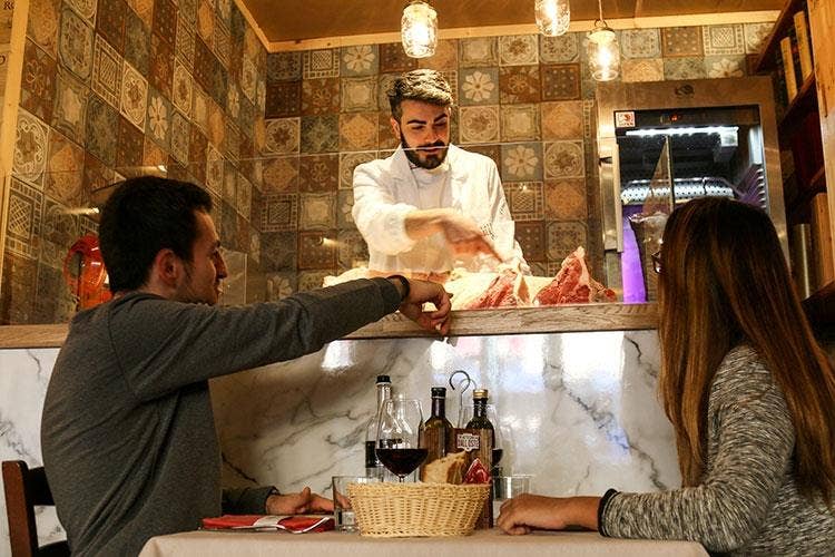 (Il sommelier della carne 
Nuova professione a Trattoria dall'Oste)