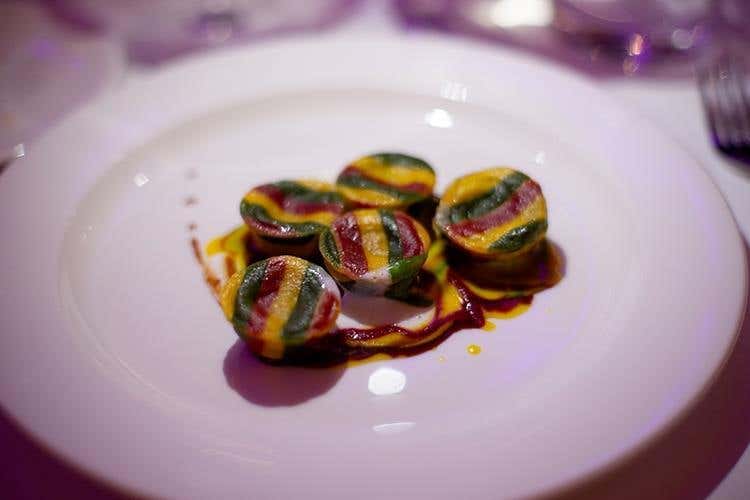 Il raviolo a righe, guanciola fondente, zafferano, cicoria e kefir (Il Verdicchio si lancia una sfida 
In abbinamento ai piatti di Recanati)