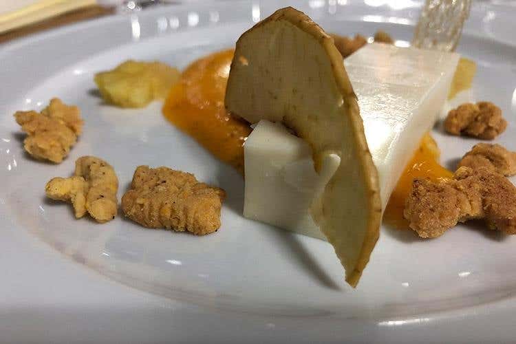 Panna cotta alla canapa, gelèe di mele, streusel di mais, cips di miele robinia e salsa cachi - Andrea Carrara e Mauro Milesi (La consapevolezza della Valle Brembana 
Tante eccellenze e la voglia di raccontarle)