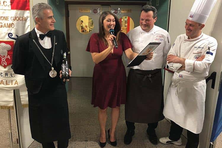 Un sommelier Ais con il Gaudes Rosso Riserva di Villa Domizia, Paolo Benigni e Andrew Regazzoni (La consapevolezza della Valle Brembana 
Tante eccellenze e la voglia di raccontarle)