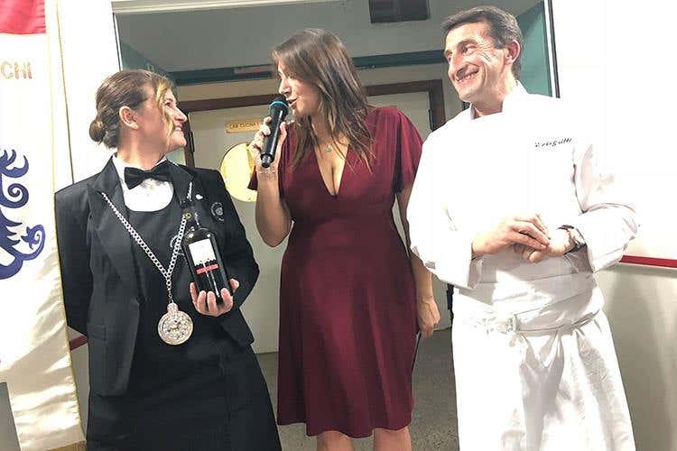 Una sommelier Ais con l'Arlecchino di Tallarini ed Ezio Gritti (La consapevolezza della Valle Brembana 
Tante eccellenze e la voglia di raccontarle)