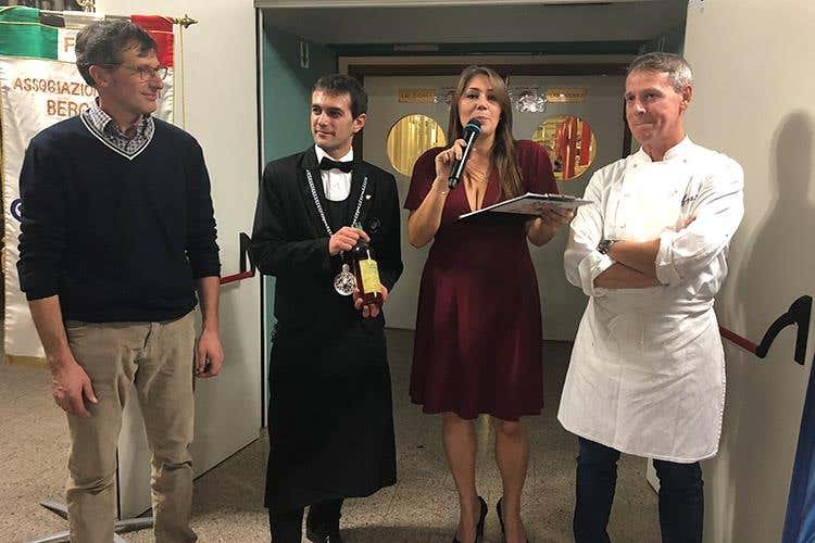 Il rappresentante dell'azienda Cà Verde, un sommelier Ais con la bottiglia del Rosato del Colle e Paolo Frosio (La consapevolezza della Valle Brembana 
Tante eccellenze e la voglia di raccontarle)