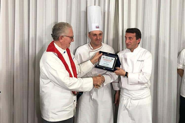 Il riconoscimento consegnato dal vice presidente Cuochi Bergamo a Ezio Gritti, al centro Andrew Ragazzoni (La consapevolezza della Valle Brembana 
Tante eccellenze e la voglia di raccontarle)