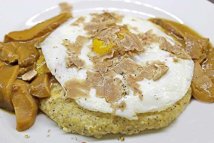 Ciareghì con taragna e porcini (Lalimentari, un secolo di tradizione 
dove design e cucina dialogano fra loro)