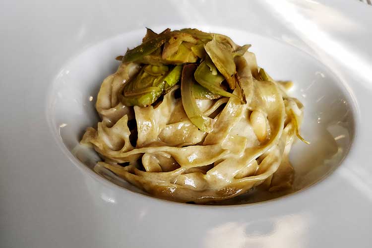 Tagliatelle al farro monococco, burro montato al Piave riserva, pinoli tostati e castraure (Nasce la Confraternita del Grasso 
La prima dedicata in Italia)